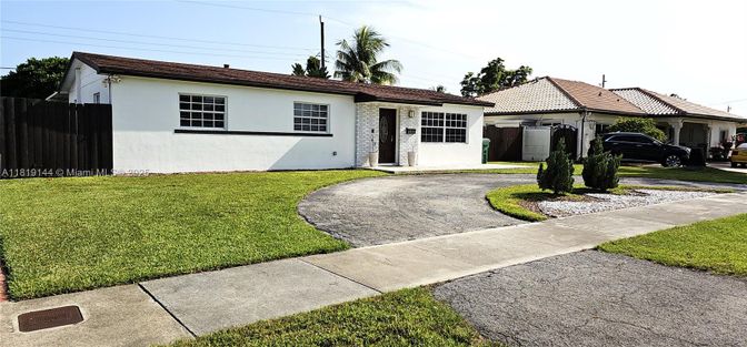 Backyard, Exterior, Facade, Ranch
