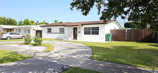 Backyard, Exterior, Facade, Ranch