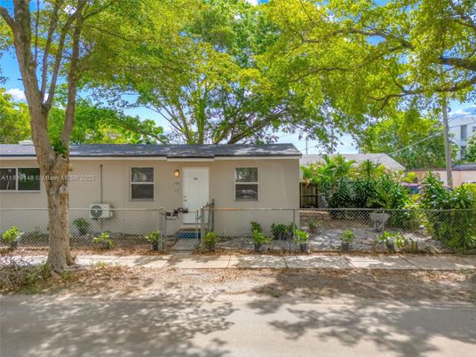 Exterior, Facade, Ranch