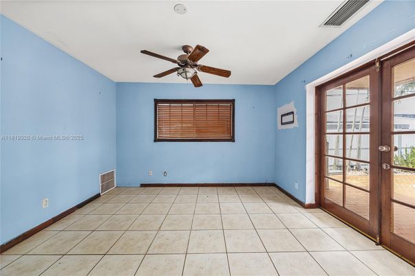 Empty room, Interior