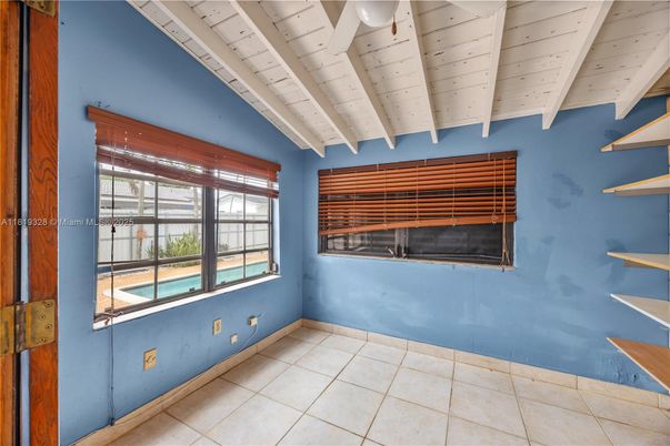 Empty room, Interior