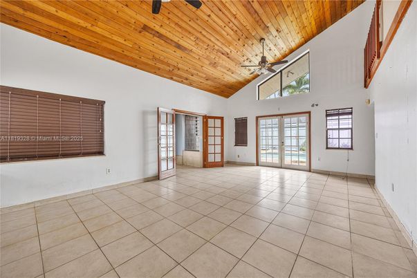 Empty room, Interior, Wooden Ceilings