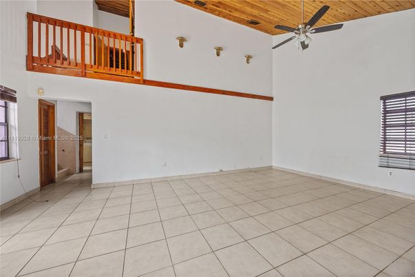 Empty room, Interior, Wooden Ceilings