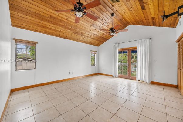Empty room, Interior, Wooden Ceilings