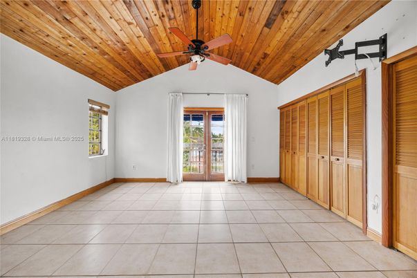 Empty room, Interior, Wooden Ceilings