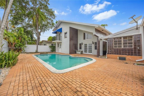 Exterior, Pool