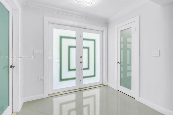 Empty room, Interior