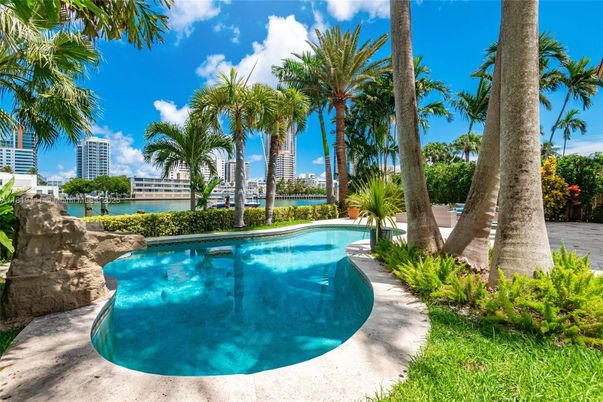 Exterior, Pool, Water