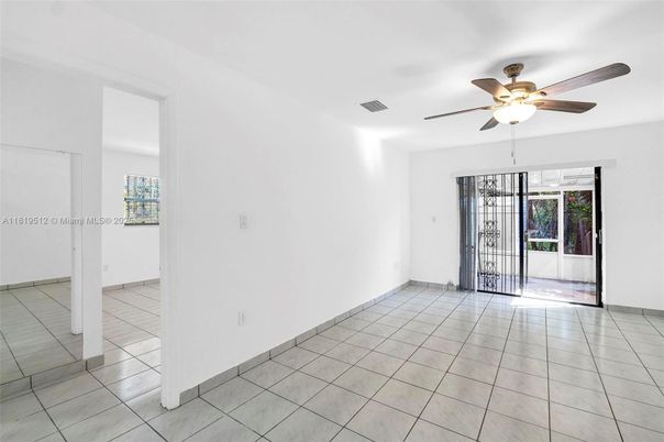 Empty room, Interior
