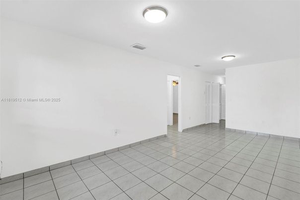 Empty room, Interior