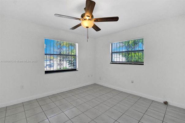Empty room, Interior