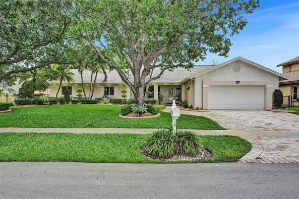 Attached, Exterior, Facade, Ranch