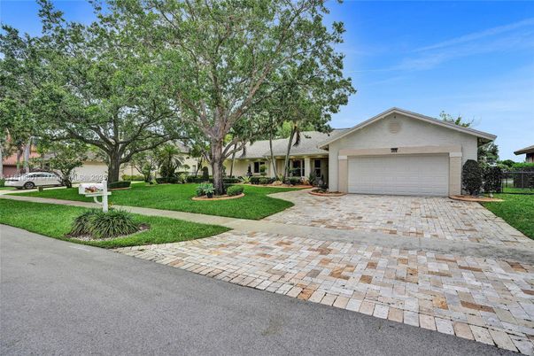 Attached, Exterior, Facade, Ranch