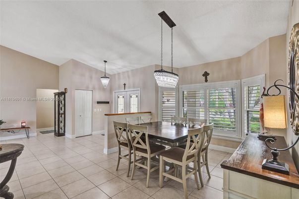 Chandelier, Dining room, Interior, Pendant Lights