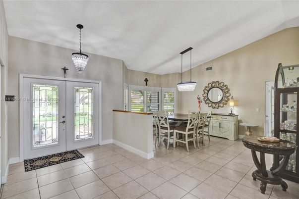 Chandelier, Dining room, Interior, Pendant Lights