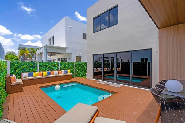Exterior, Pool