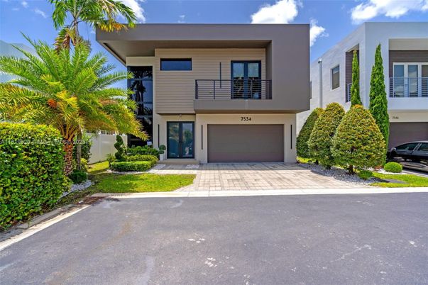 Attached, Exterior, Facade, Modern