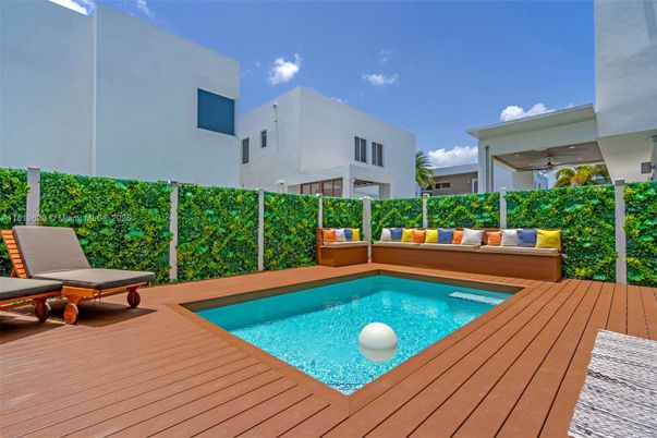 Exterior, Pool