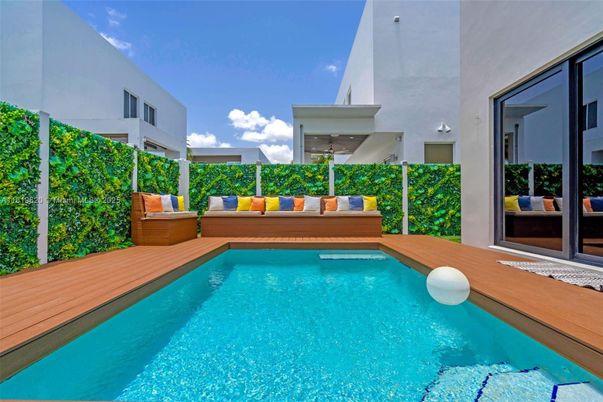 Exterior, Pool