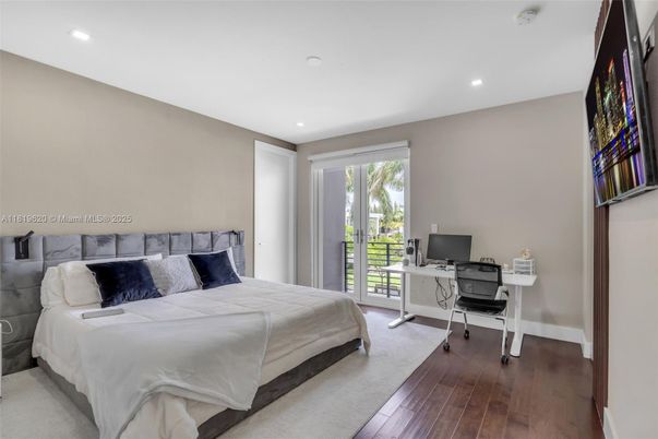 Bedroom, Home Office, Interior, Recessed Lighting, Wood Texture Flooring