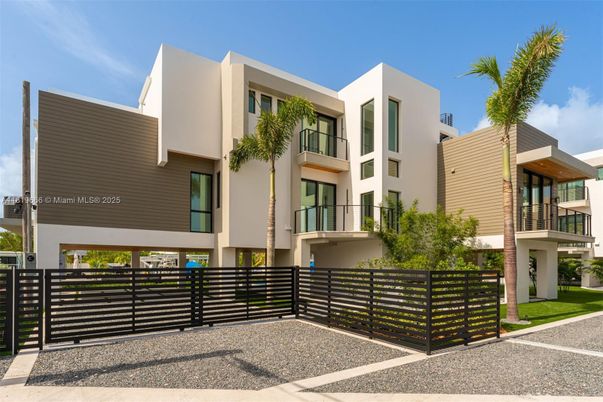 Exterior, Facade, Modern