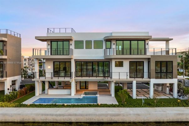 Exterior, Facade, Pool, Modern