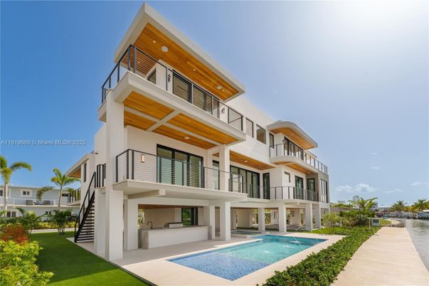 Exterior, Facade, Pool, Modern