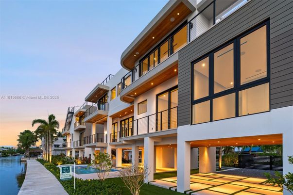 Backyard, Exterior, Facade, Pool, Water, Modern