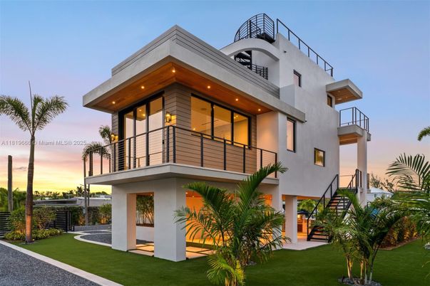 Backyard, Exterior, Facade, Modern