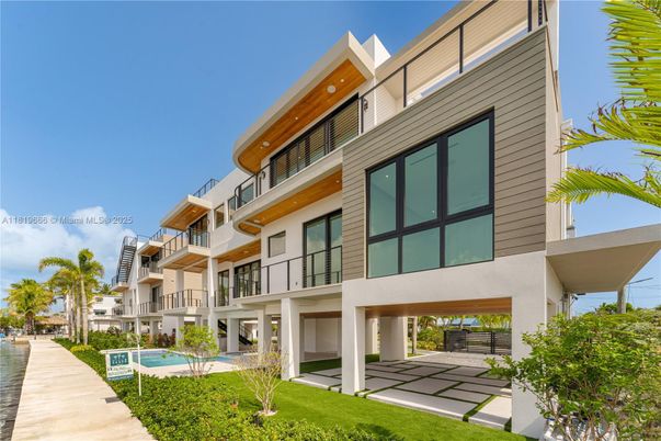 Exterior, Facade, Pool, Modern