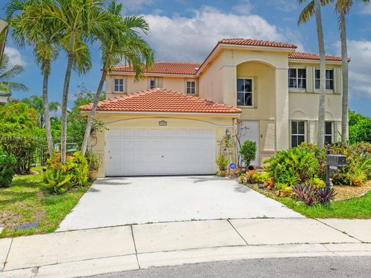 Attached, Exterior, Facade, Mediterranean