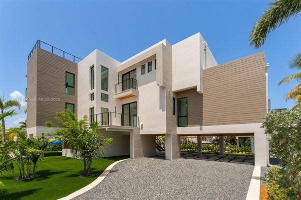 Exterior, Facade, Modern