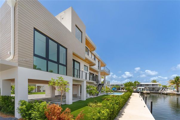 Exterior, Facade, Pool, Water, Modern