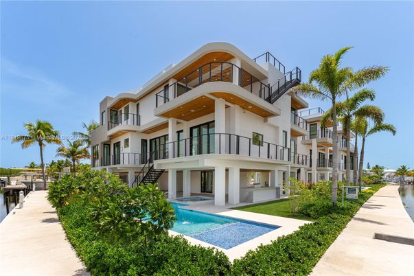 Exterior, Facade, Pool, Modern