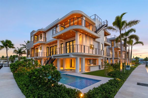 Exterior, Facade, Pool, Modern