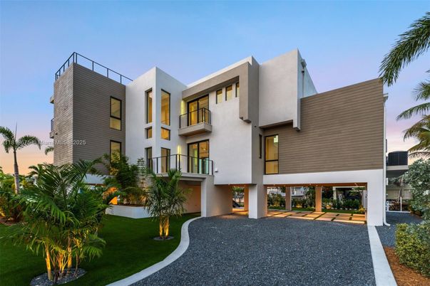 Exterior, Facade, Modern