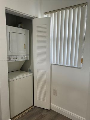 Interior, Utility Closets, Washer, Wood Texture Flooring