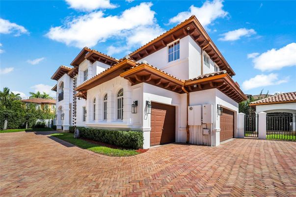 Attached, Exterior, Facade, Mediterranean
