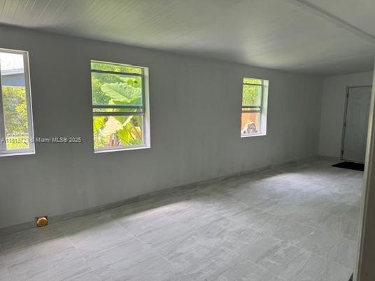 Empty room, Interior