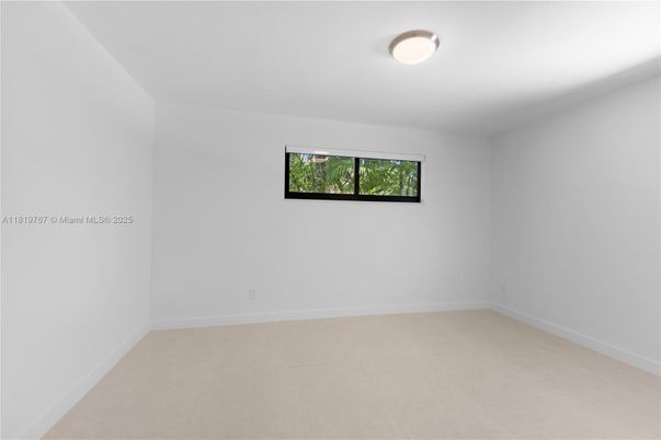 Empty room, Interior