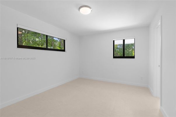 Empty room, Interior