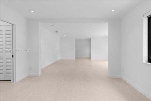 Empty room, Interior, Recessed Lighting
