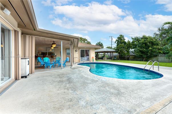 Exterior, Pool