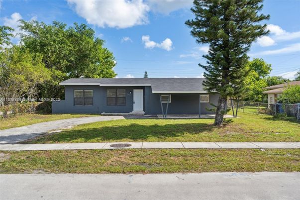 Backyard, Exterior, Facade, Ranch