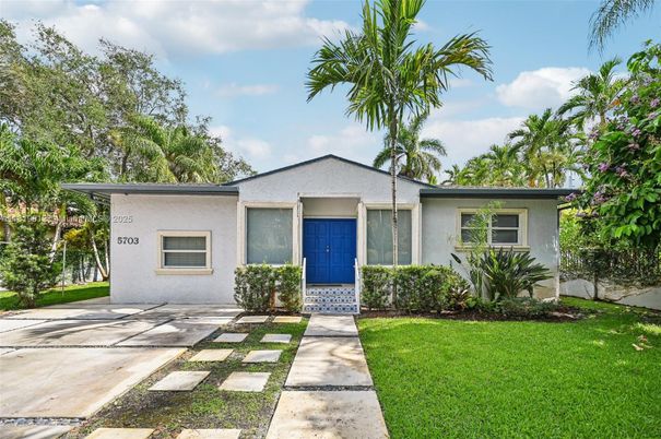 Backyard, Exterior, Facade, Ranch