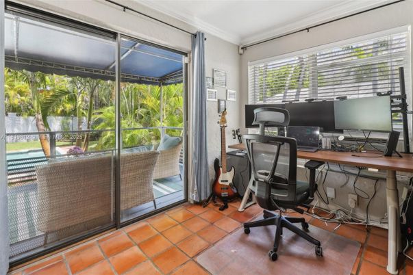 Home Office, Interior