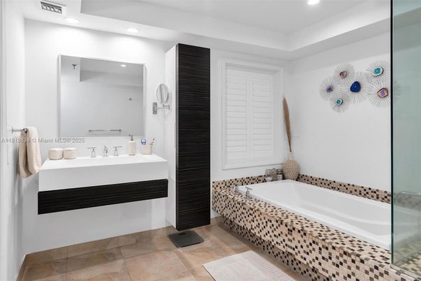 Bathroom, Interior, Recessed Lighting
