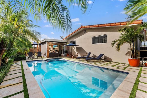 Exterior, Pool