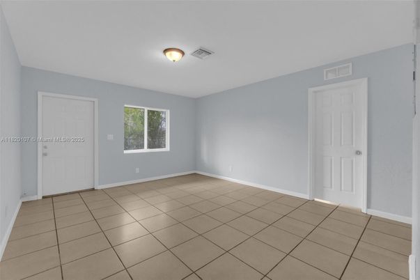 Empty room, Interior
