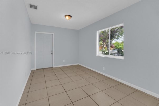 Empty room, Interior
